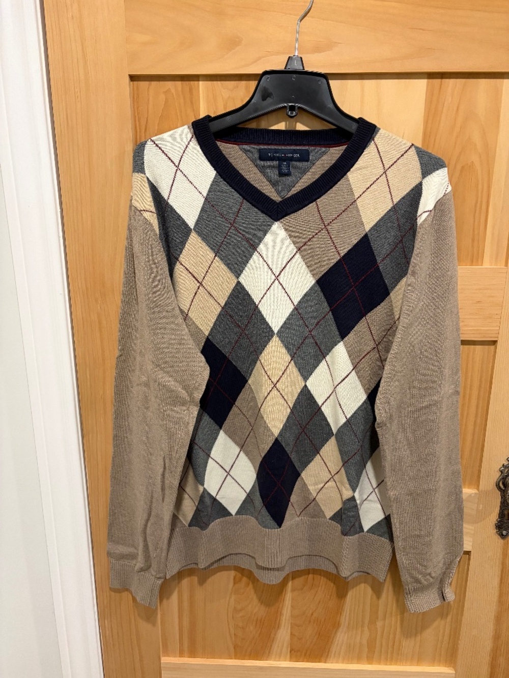 Tommy Hilfiger Argyle V-Neck Sweater with Diamond Pattern Size Large